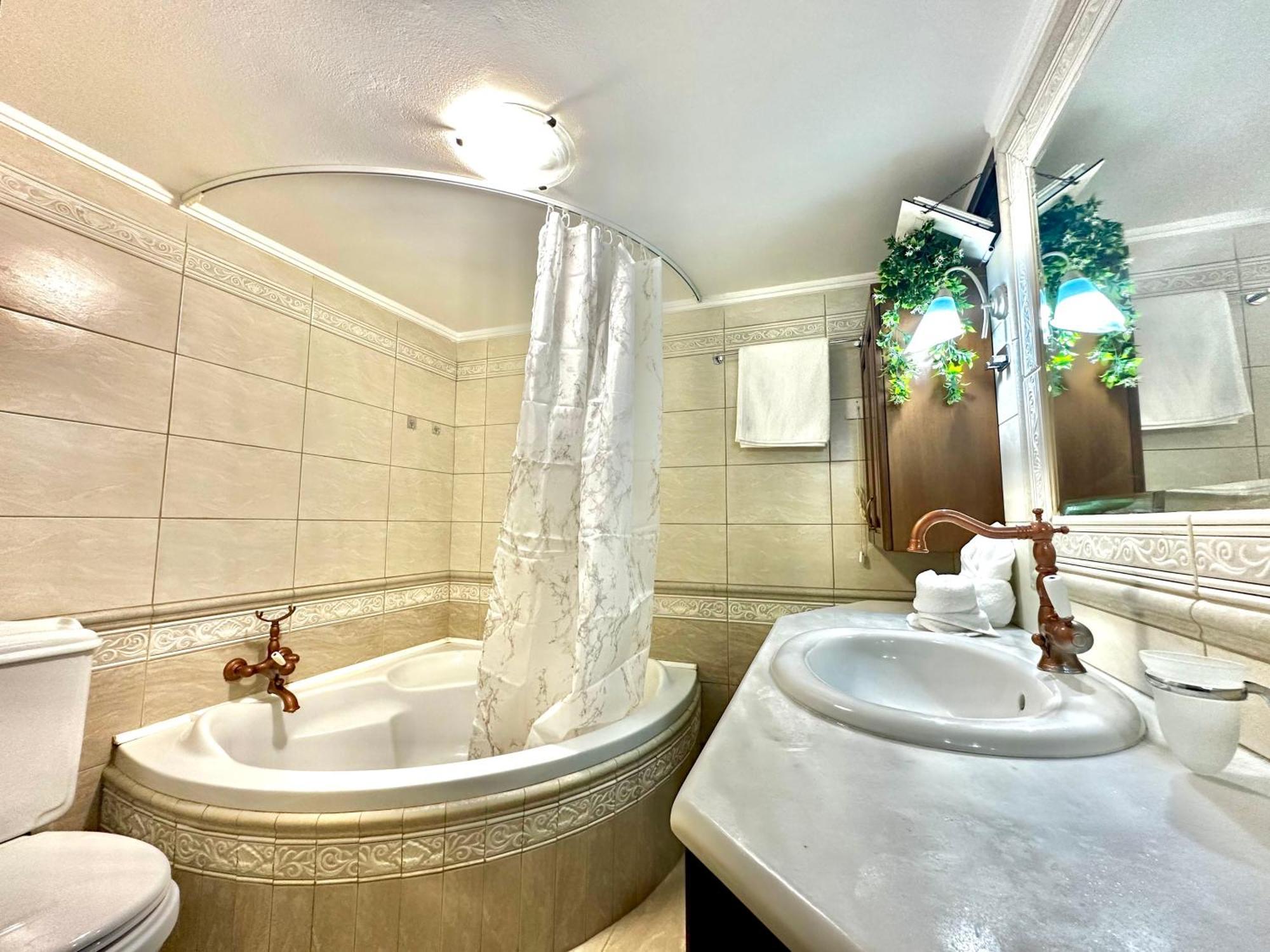 Oasis Urban Apartment- Brand New, Private Patio & 3 Bedrooms