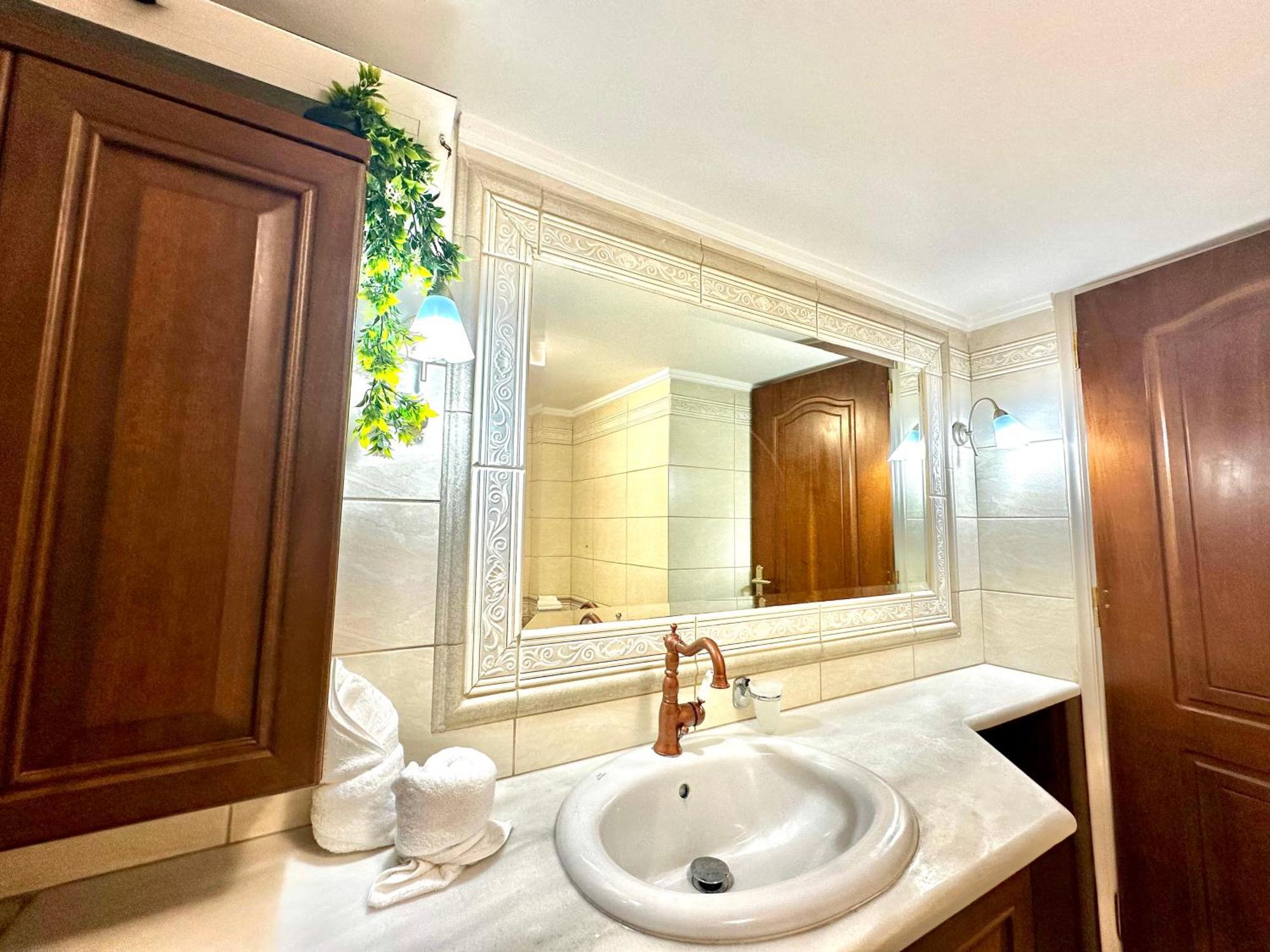 Oasis Urban Apartment- Brand New, Private Patio & 3 Bedrooms *