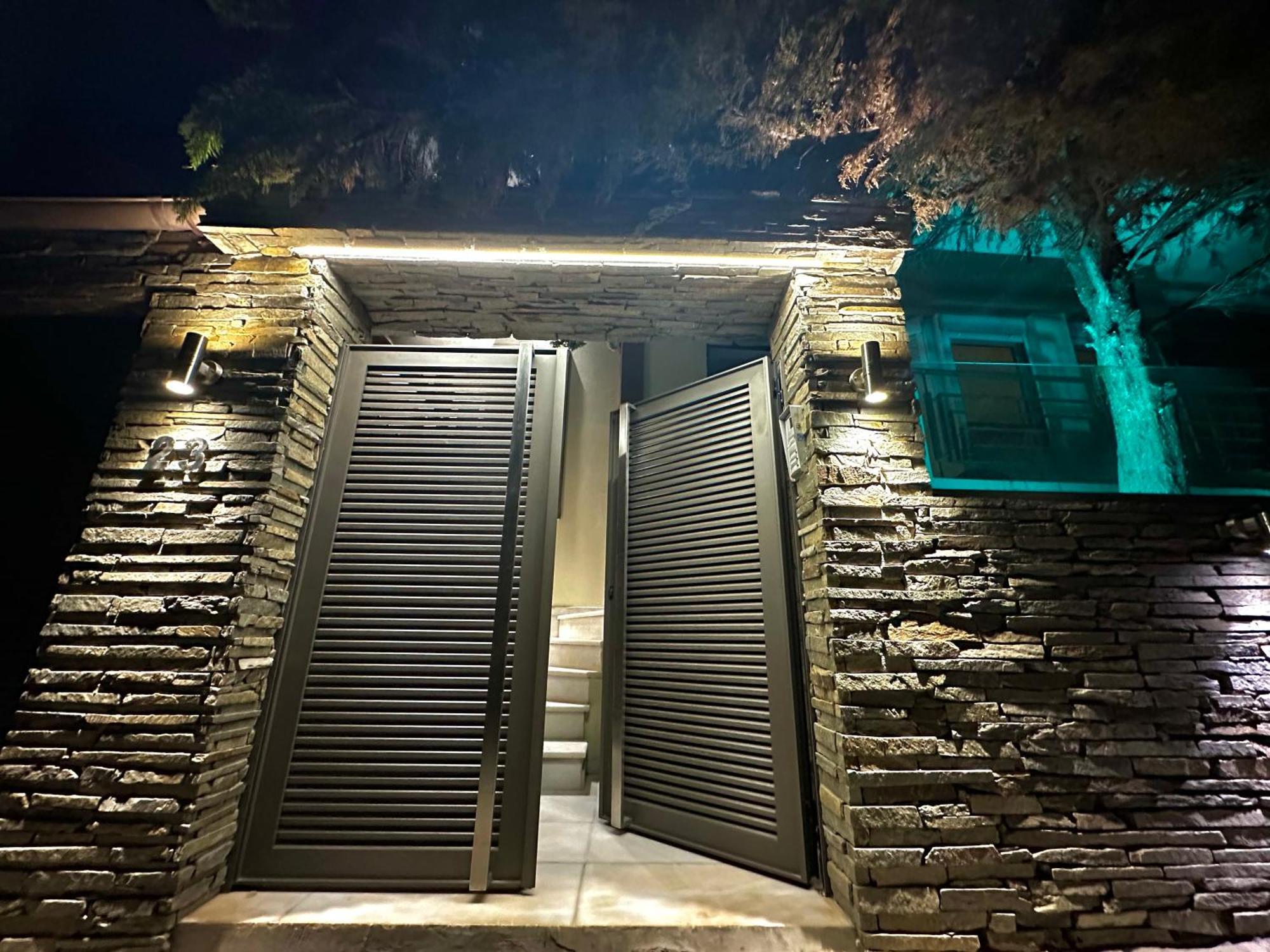Oasis Urban Apartment- Brand New, Private Patio & 3 Bedrooms *