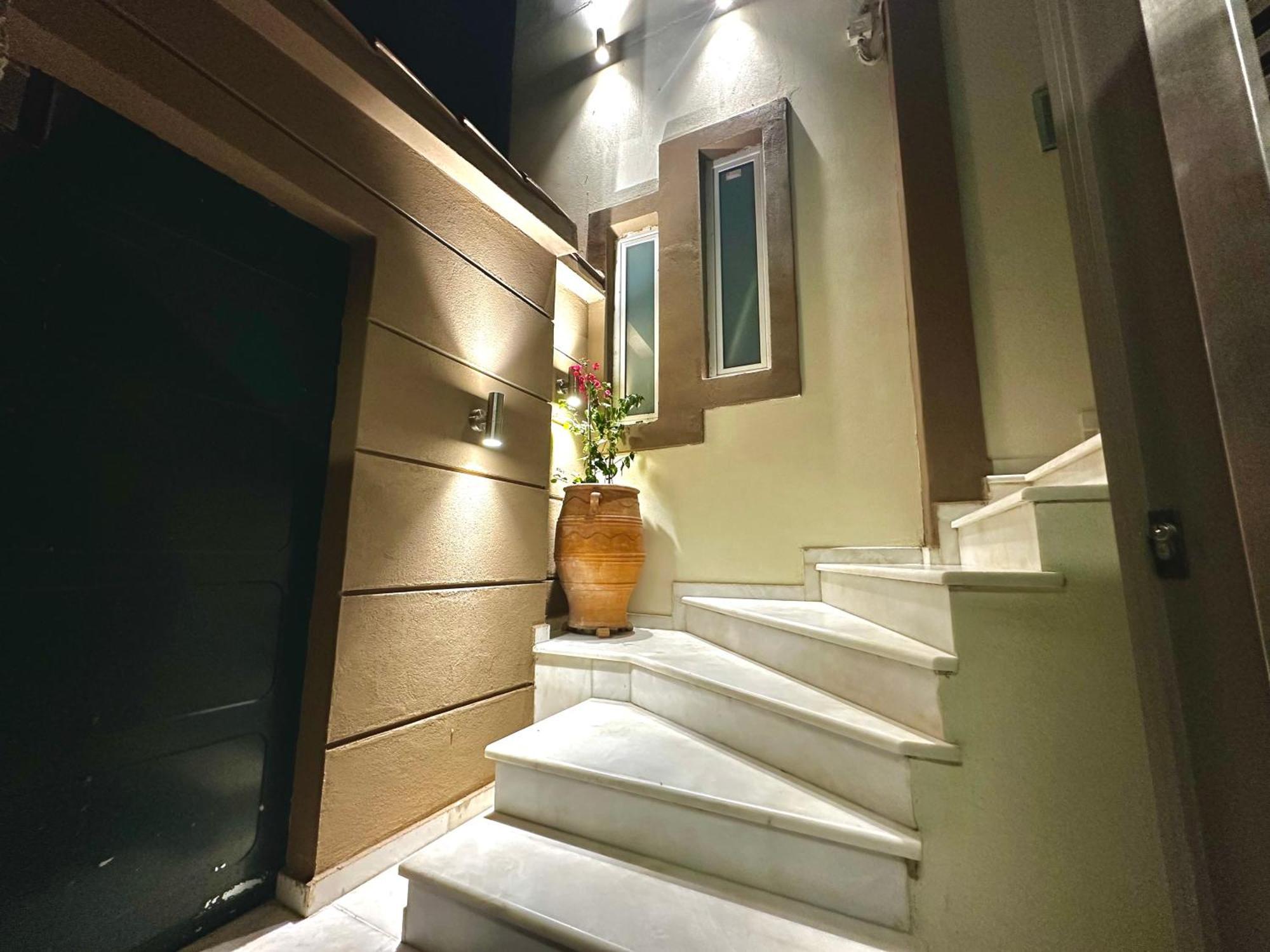 Oasis Urban Apartment- Brand New, Private Patio & 3 Bedrooms