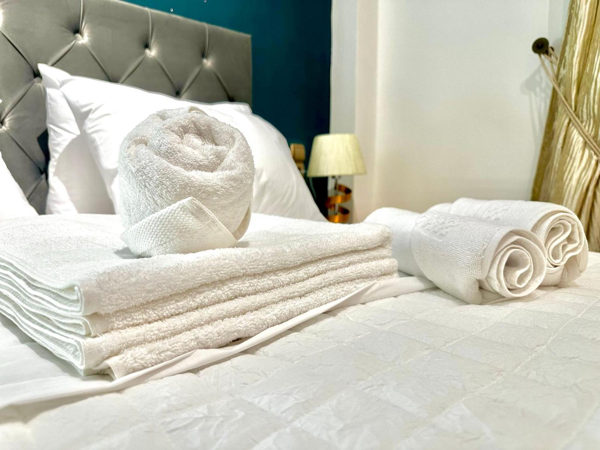 Oasis Urban Apartment- Brand New, Private Patio & 3 Bedrooms *