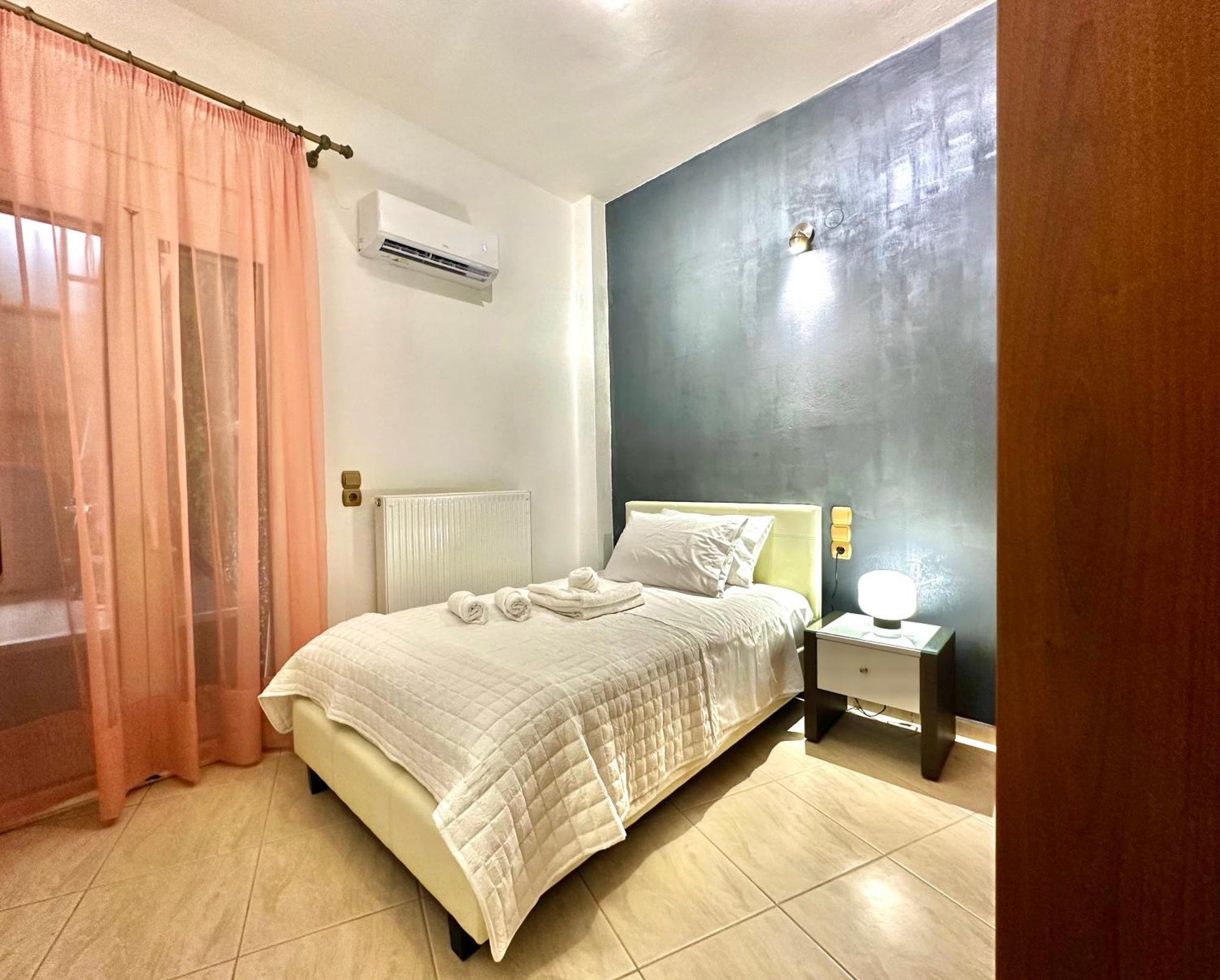 Oasis Urban Apartment- Brand New, Private Patio & 3 Bedrooms Apartment Iraklio
