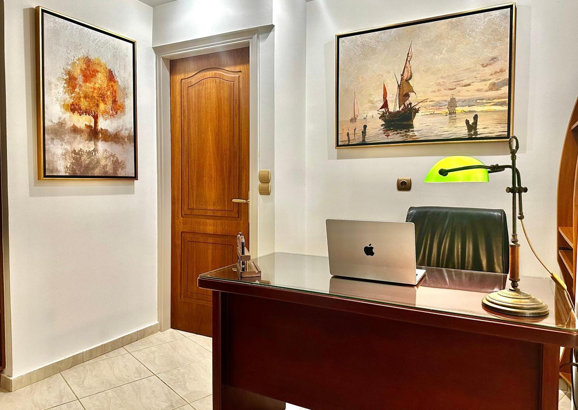 Apartment Oasis Urban Apartment- Brand New, Private Patio & 3 Bedrooms *